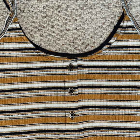 crop top - Picture 2 of 4